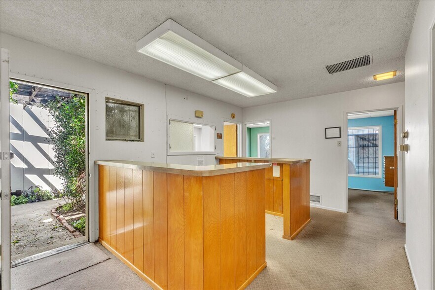 More Photos Of 18032 Ventura Blvd, Encino Medical For Lease