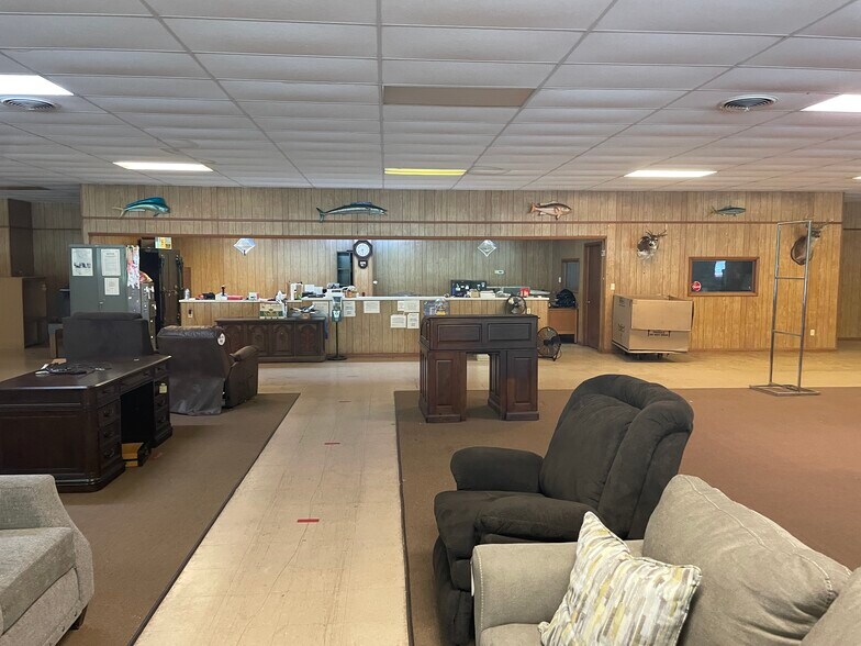 More Photos Of 1310 Elliott Blvd, Jasper Showroom For Sale
