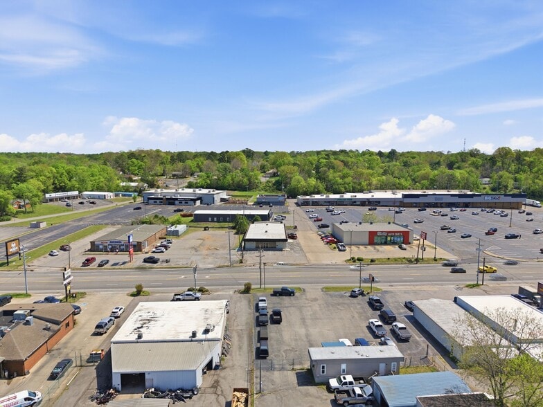 More Photos Of 1015 S Riverside Dr, Clarksville General Retail For Sale