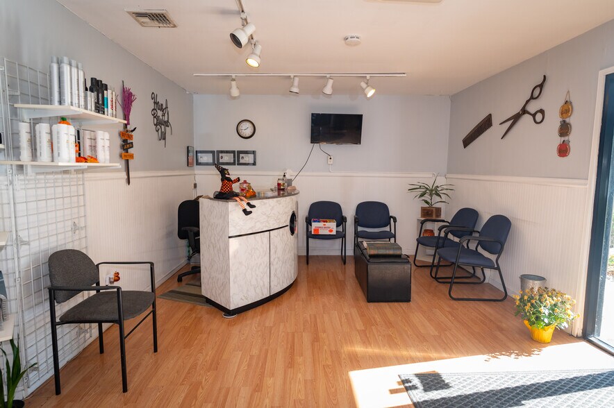 More Photos Of 56 N Plank Rd, Newburgh Freestanding For Sale
