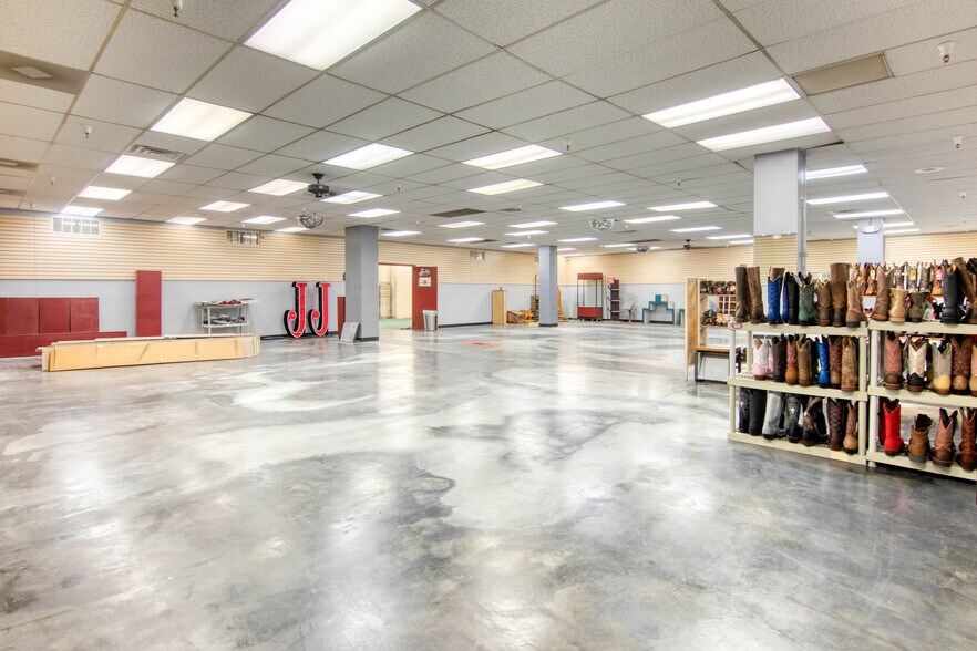 More Photos Of 7100 E Gateway Blvd, El Paso General Retail For Lease