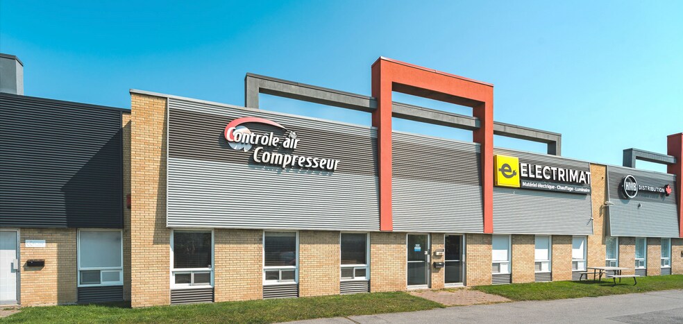 More Photos Of 650-840 Boul Du Curé-Boivin, Boisbriand Distribution For Lease