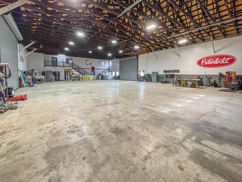 More Photos Of 1625 W Duke Rd, Sutherlin Warehouse For Sale
