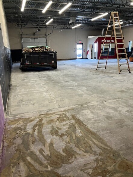 More Photos Of 34 Lark Industrial Pky, Greenville Light Distribution For Lease
