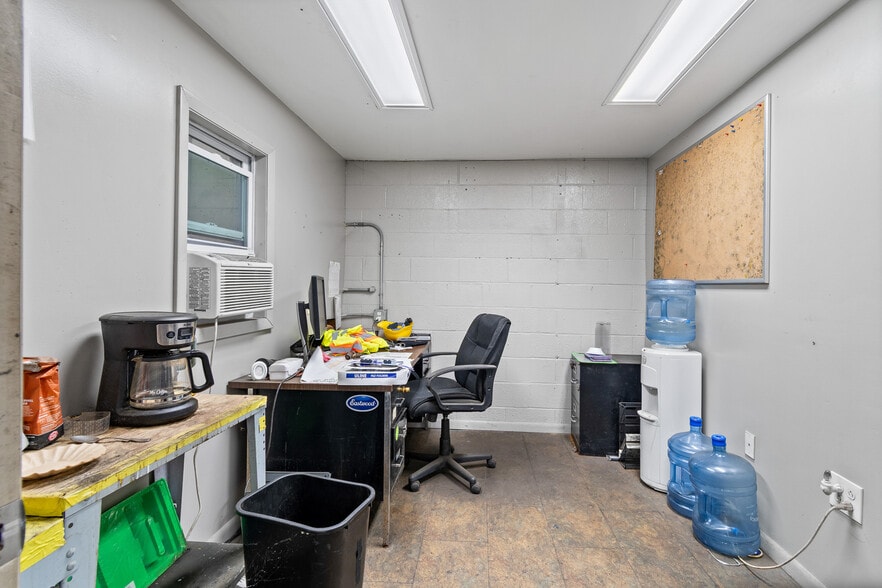 More Photos Of 60 Williams St, Grand River Warehouse For Sale