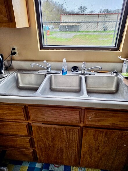 More Photos Of 100 Commercial Dr, Atoka General Retail For Sale