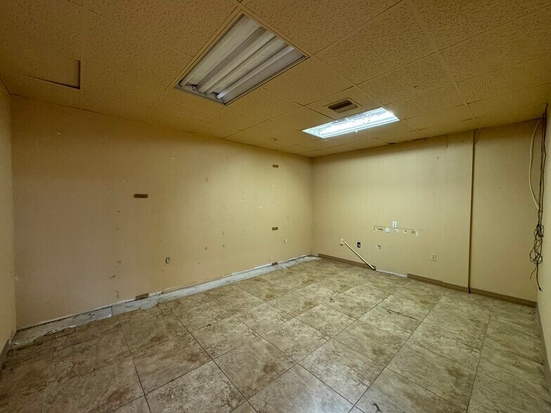 More Photos Of 1010 Us-27 Hwy, Sebring Office For Lease