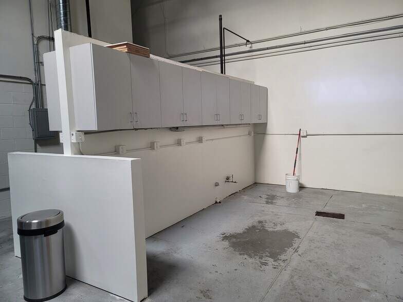 More Photos Of 800 S Rochester Ave, Ontario Warehouse For Lease