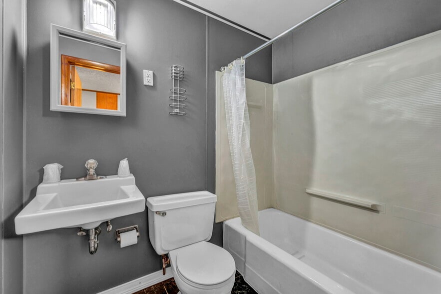 More Photos Of 44077 Oberlin Elyria Rd, Oberlin Hotel For Sale