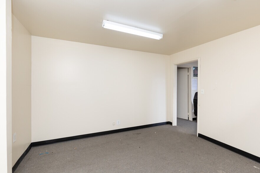 More Photos Of 1120 Chestnut St, Carlin Light Distribution For Sale