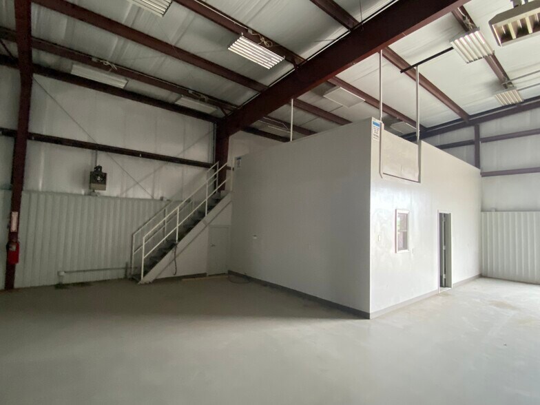 More Photos Of 8550 Ferguson Rd, Beggs Warehouse For Lease