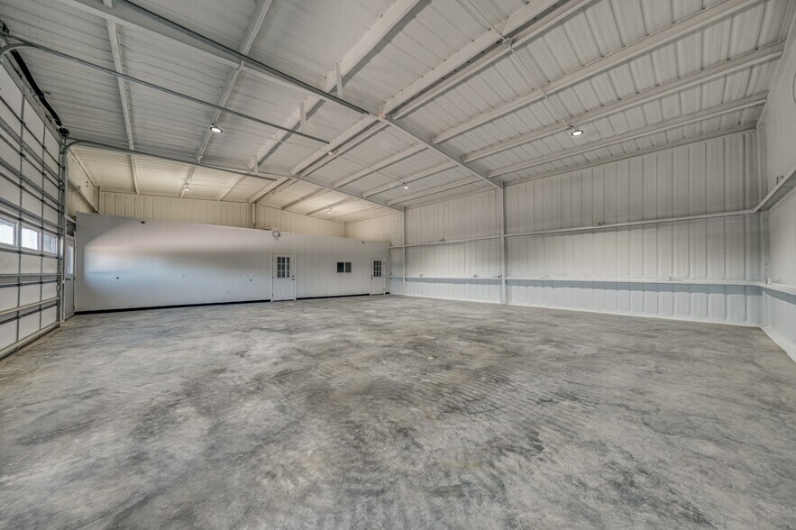 More Photos Of 109 Bennett Hills Dr, Weatherford Warehouse For Sale