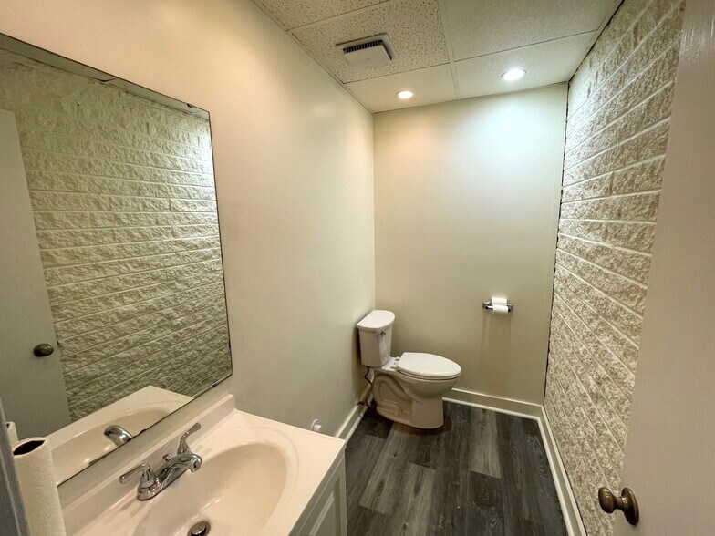 More Photos Of 6947 Promway Ave NW, North Canton Office For Lease
