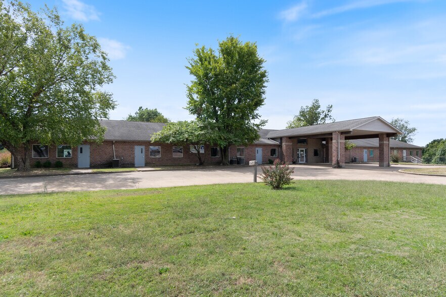 More Photos Of 185 Rebecca St, Gentry Office For Lease