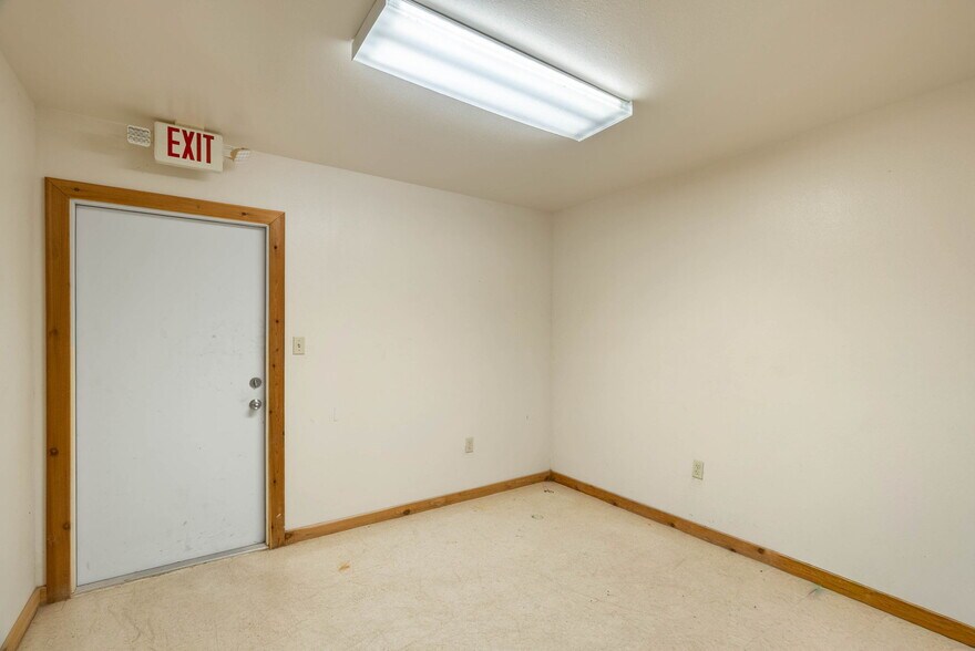 More Photos Of 2404 N US Highway 281, Alice Flex For Lease