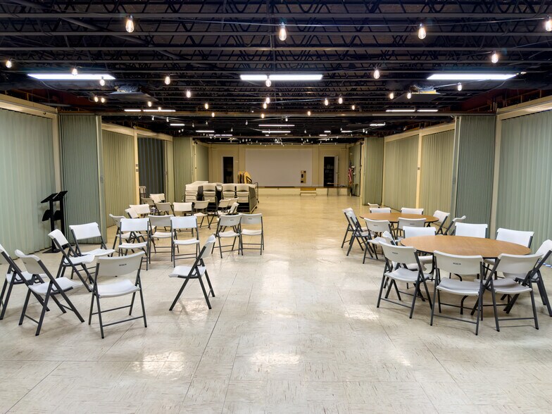 More Photos Of 634 Main St, Forest Park Flex For Sale