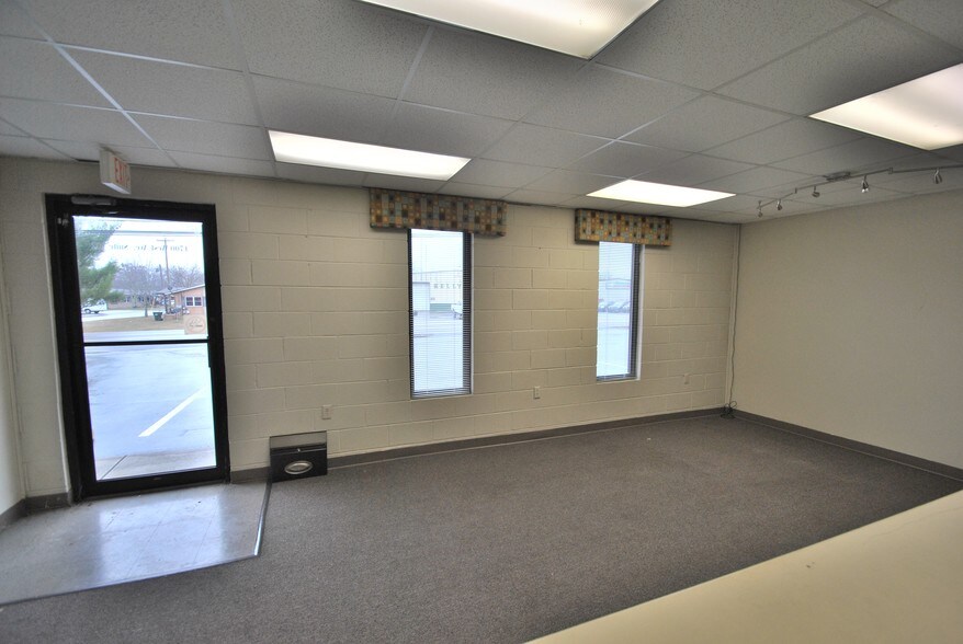 More Photos Of 1700 West Ave, Crossville Office For Lease