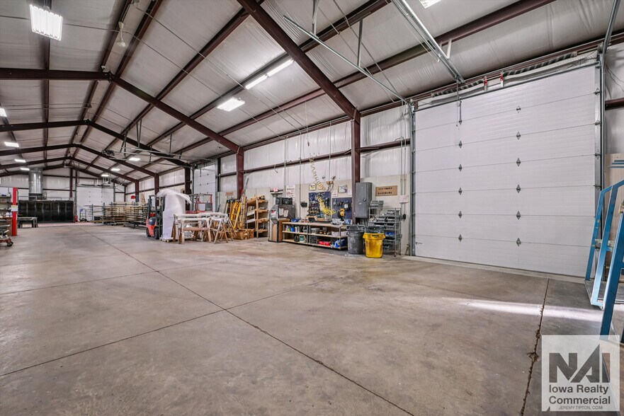 More Photos Of 1402 SW 18th St, Cedar Rapids Warehouse For Sale