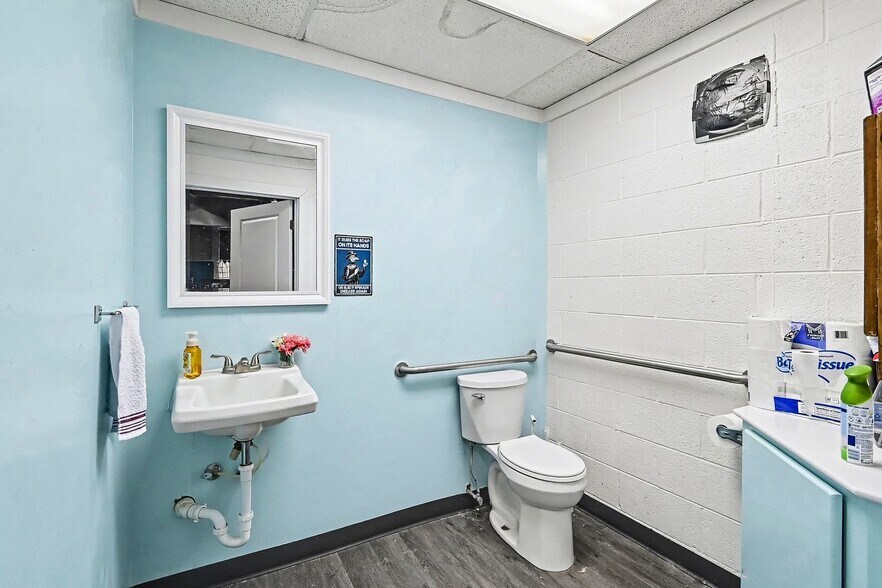 More Photos Of 306 S Cedar St, Mason Freestanding For Lease