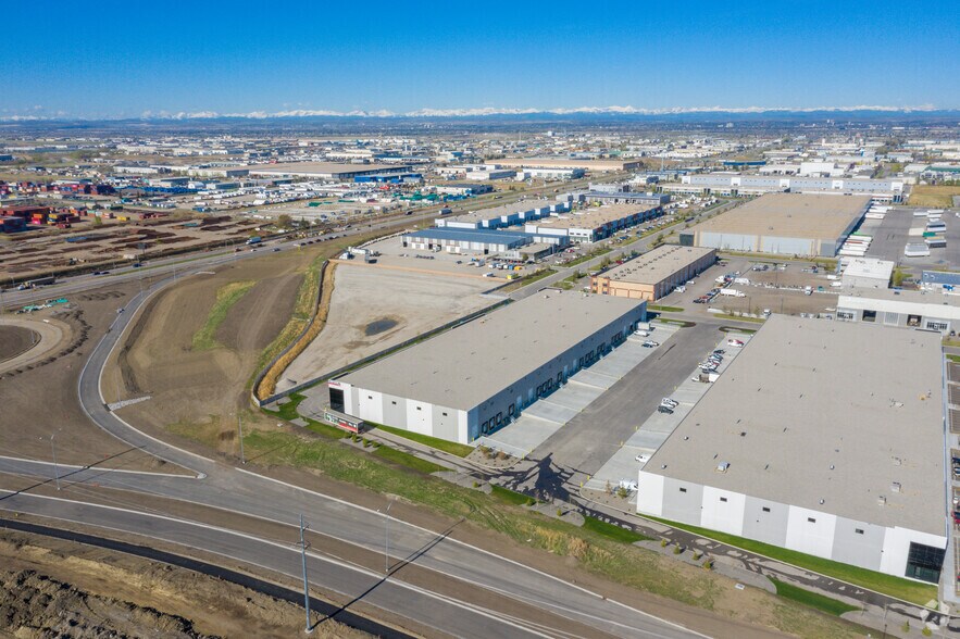 More Photos Of 7880 66th St SE, Calgary Service For Lease