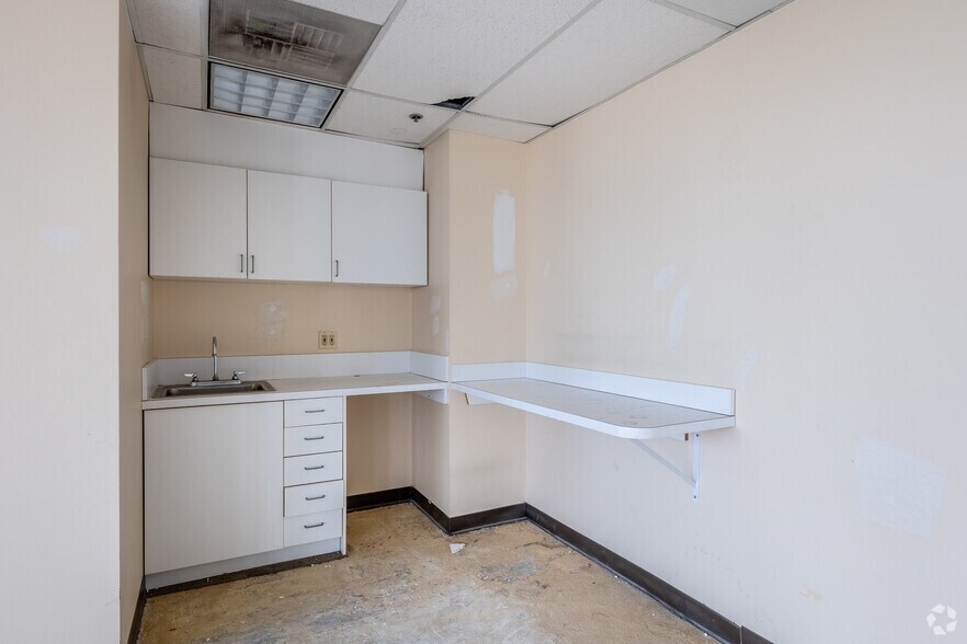 More Photos Of 25 E Salem St, Hackensack Office For Lease