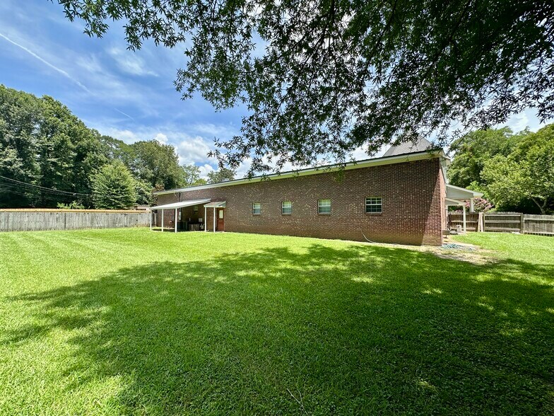 More Photos Of 807 Monroe St, Clinton Office For Sale