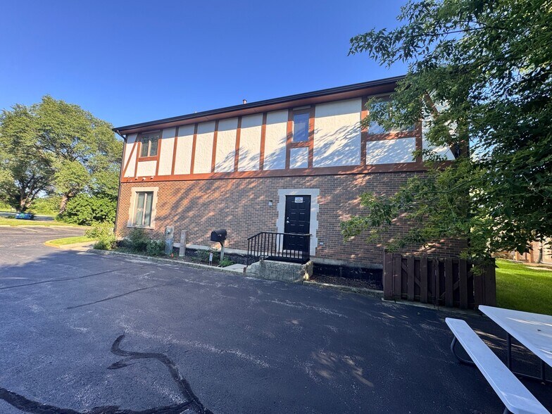 More Photos Of 804 Roundabout, West Dundee Loft Creative Space For Lease