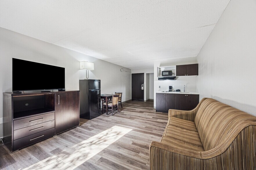 More Photos Of 925 Highway 332, Lake Jackson Hotel For Sale