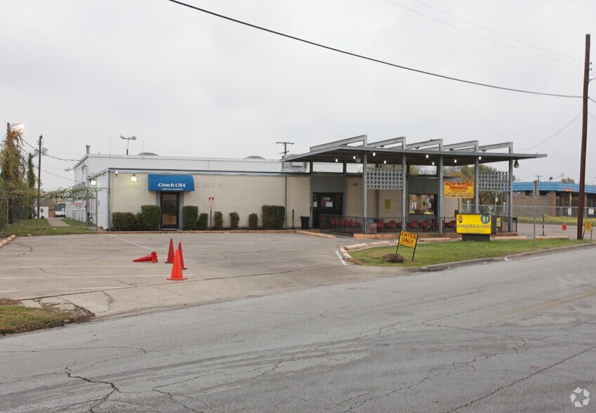 More Photos Of 710 E Davis St, Grand Prairie Service For Sale