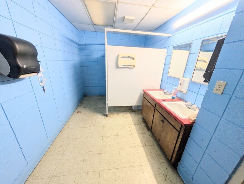 More Photos Of 1469 US Highway 59, Moran Manufacturing For Sale