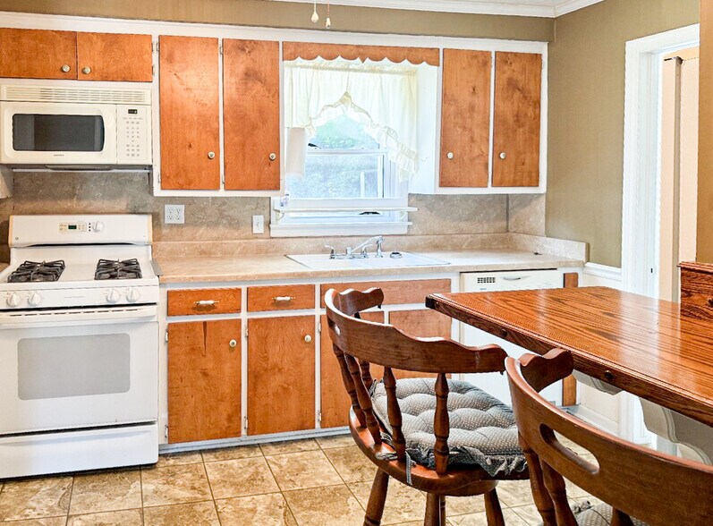 More Photos Of 202 Harold King Dr, Benton Office For Sale