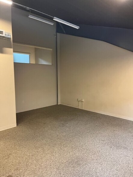 More Photos Of 1770 Airport Way S, Seattle Showroom For Lease