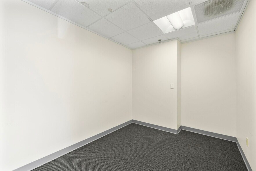 More Photos Of 264 N Broadway, Salem Freestanding For Sale