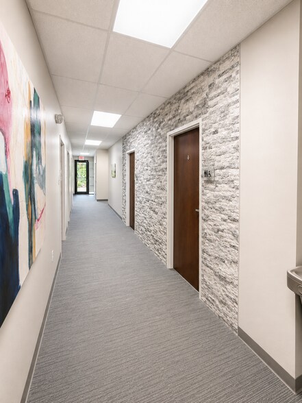 More Photos Of 9723 Northcross Center Ct, Huntersville Office For Lease