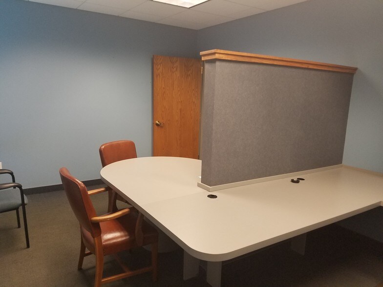More Photos Of 3660 W Clay St, Saint Charles Office For Lease