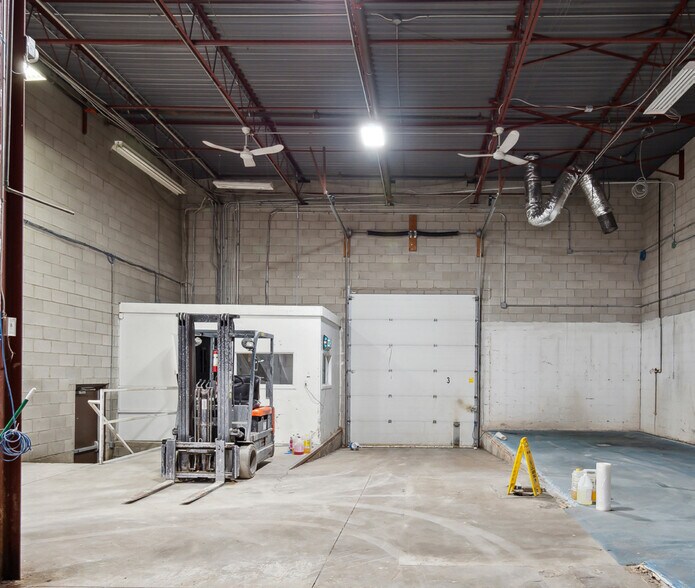 More Photos Of 270 Pennsylvania Ave, Vaughan Light Distribution For Sale
