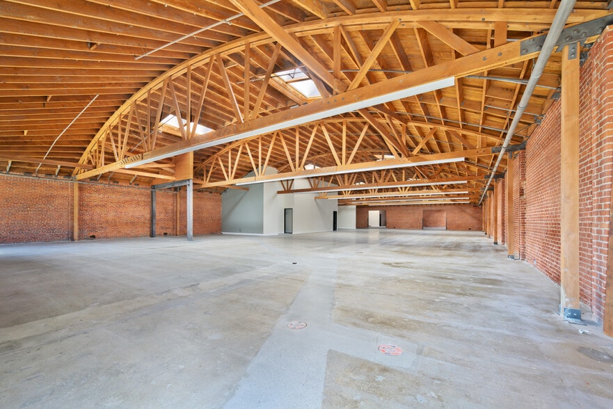 More Photos Of 1145 Seward St, Los Angeles Showroom For Lease