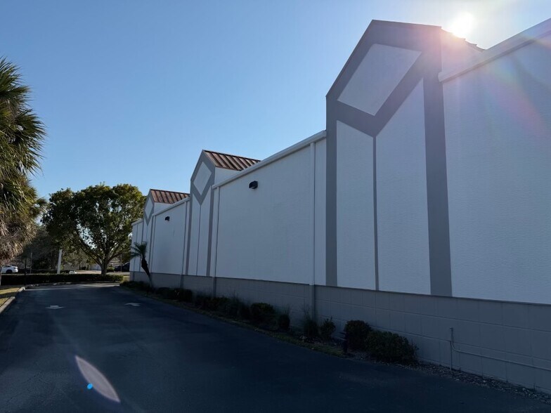 More Photos Of 12180 Metro Pky, Fort Myers Distribution For Lease