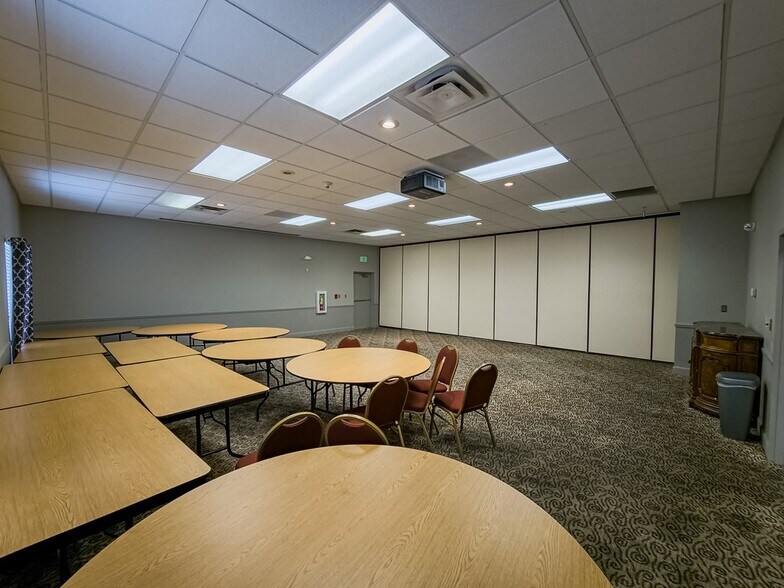 More Photos Of 806 US-82, Tifton Office For Sale