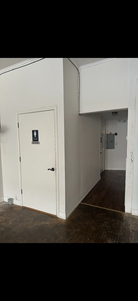 More Photos Of 113 N Parking Pl, Lake Jackson General Retail For Lease