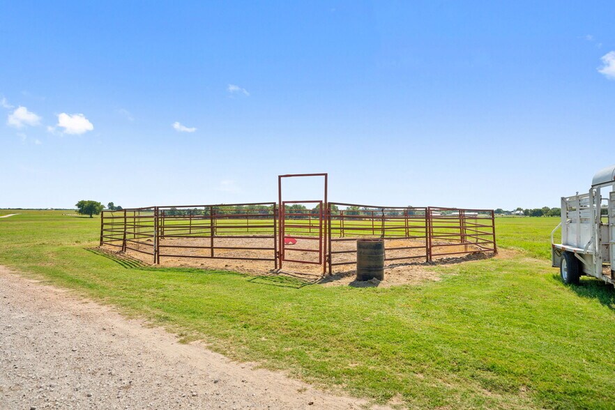 More Photos Of 204 County Road 107, Whitesboro Horse Stables For Sale