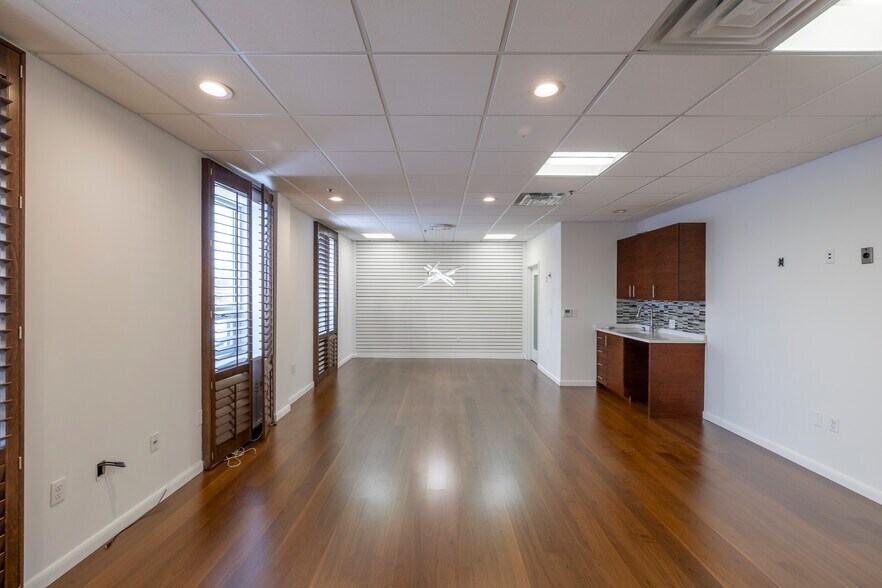 More Photos Of 305 Veterans Blvd, Carlstadt Warehouse For Lease