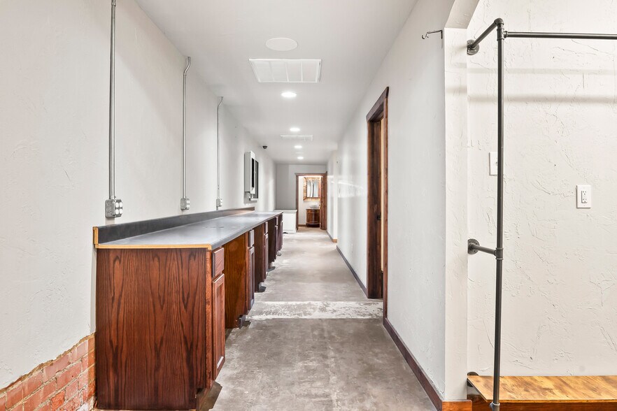 More Photos Of 207 Clay St, Nocona Storefront For Lease