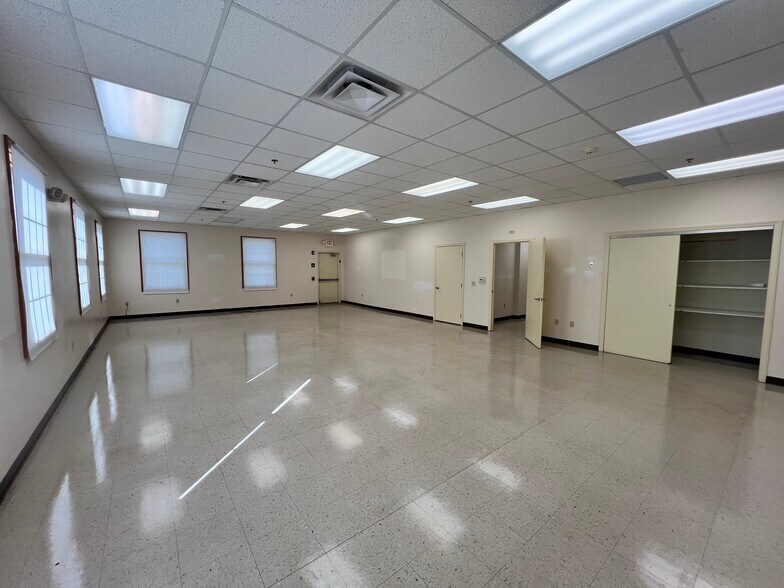 More Photos Of 86 Coraopolis Rd, Coraopolis Medical For Lease