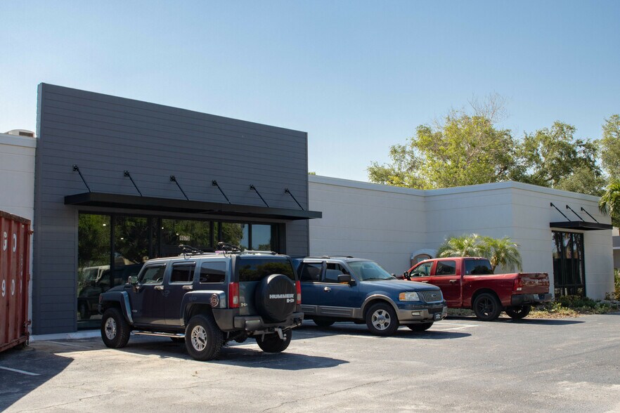 More Photos Of 9675 4th St N, Saint Petersburg Veterinarian Kennel For Lease
