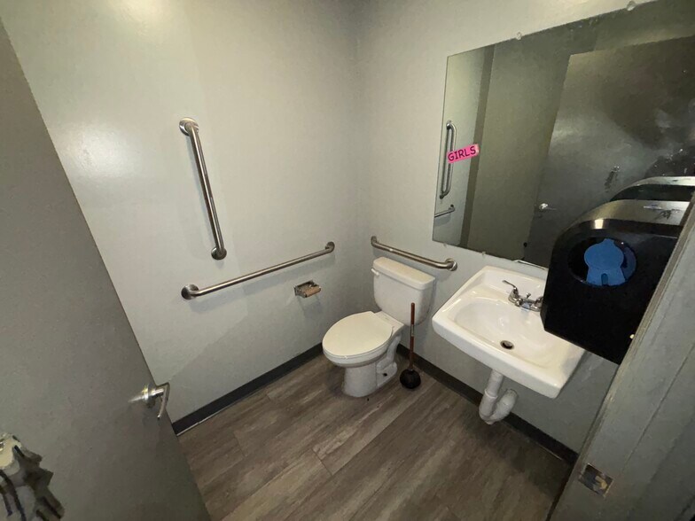 More Photos Of 601 4th St, Platte City Office For Sale