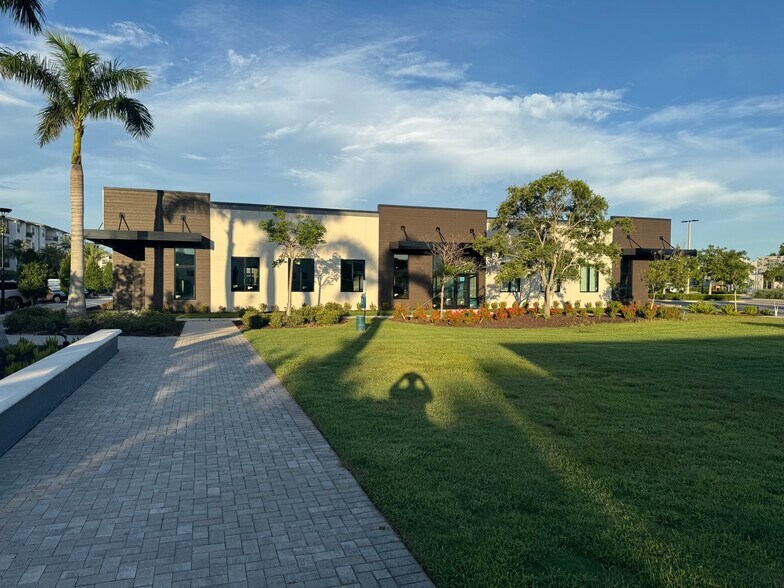 More Photos Of 6355 Initiative Blvd, Sarasota Storefront Retail Office For Lease