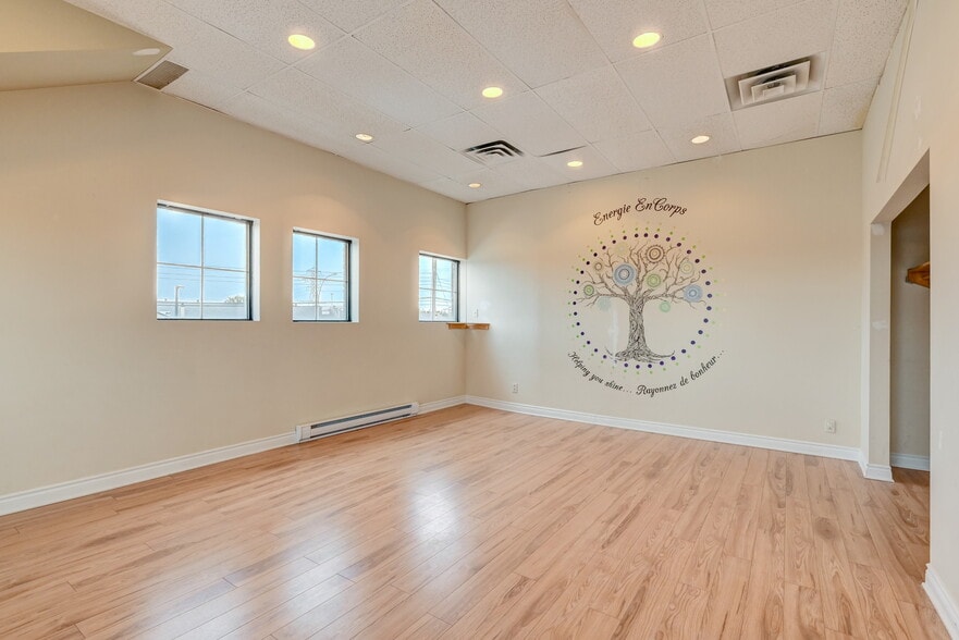 More Photos Of 100-120 Rue du Barry, Kirkland Restaurant For Lease