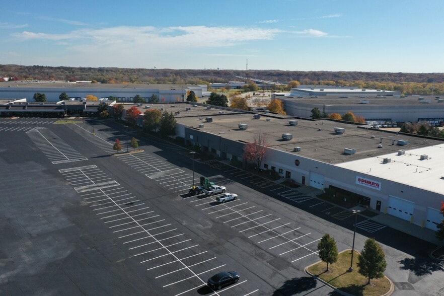 More Photos Of 400-440 Airport Rd, Elgin Warehouse For Lease