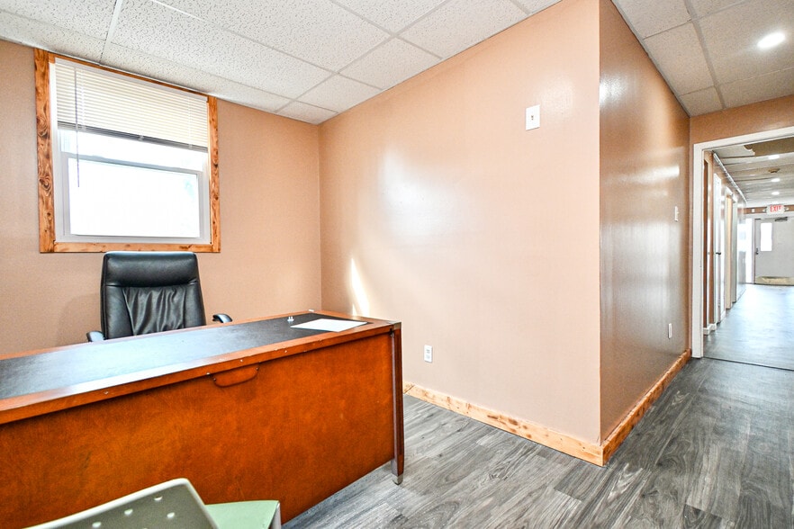 More Photos Of 8240 Clara Ave, Cincinnati Office For Sale
